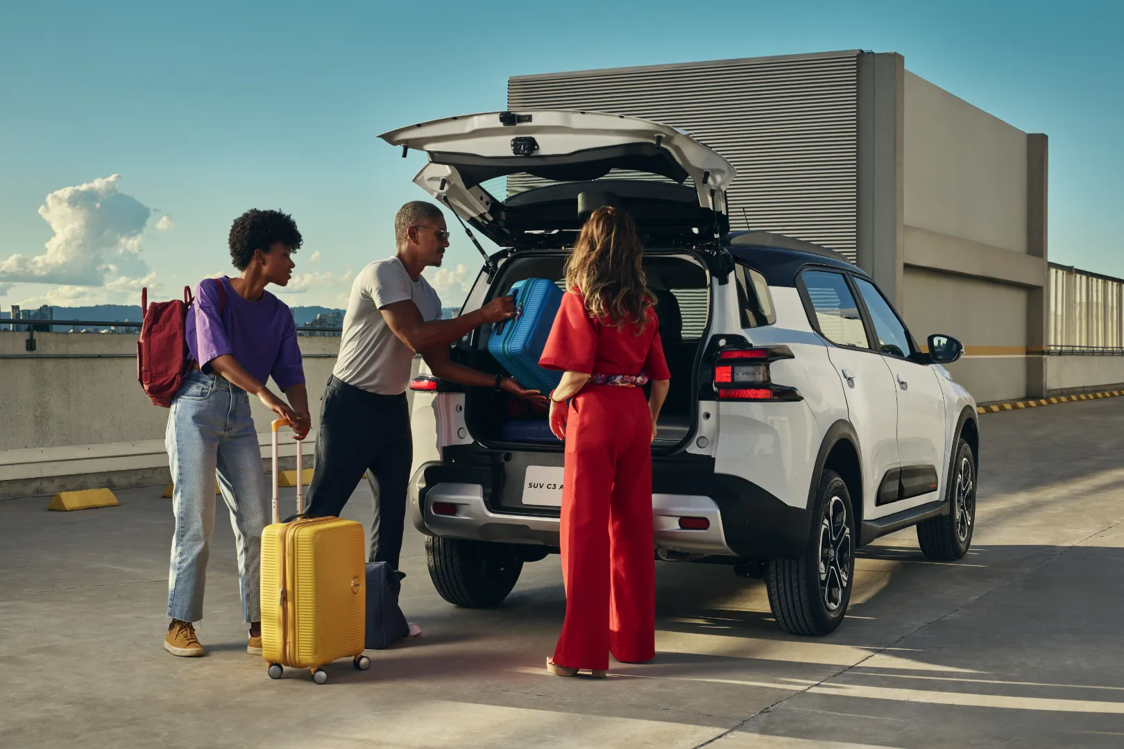 Família organizando as bagagens em um carro para viajar