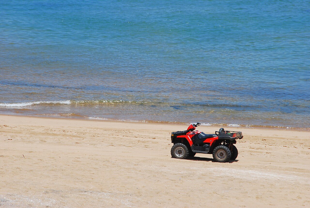 Passeio de Quadriciclo — Quadriciclo em praia — Ossewa/Wikimedia Commons (CC BY 4.0)